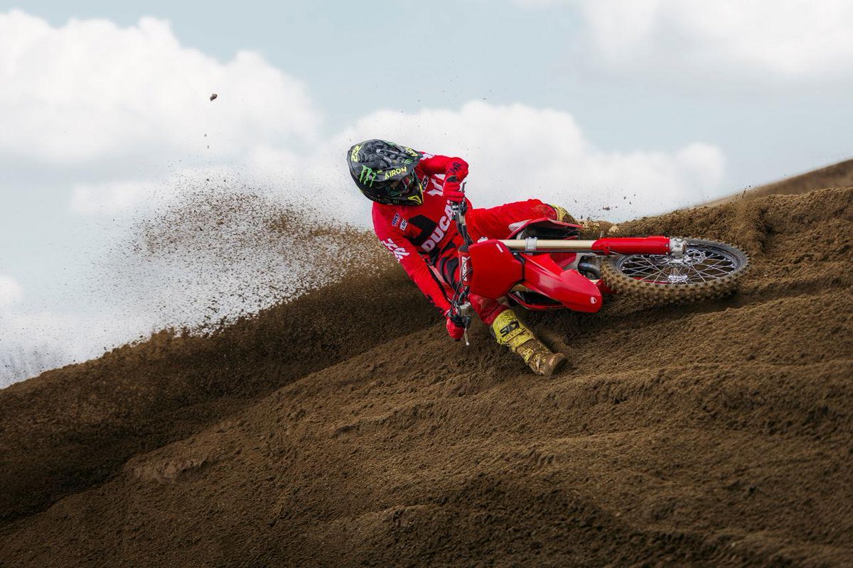 Ducati’s new Desmo450 MX bike can now be ridden in the UK as part of the brand’s official MX Experience. visordown.com/news/ducatis-d…