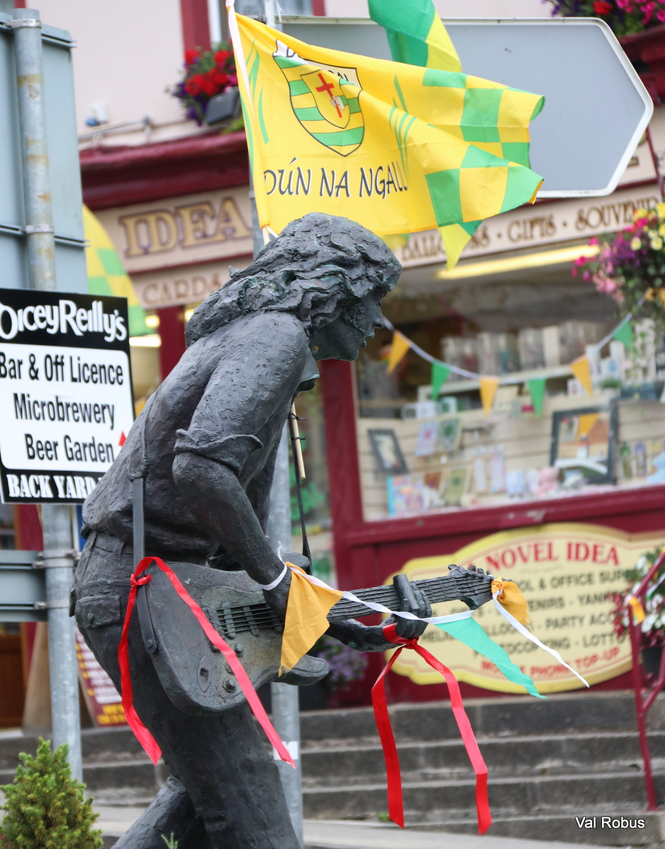 magnumlady's tweet image. The Rory Gallagher Statue in Ballyshannon - supporting Donegal. #AllIreland