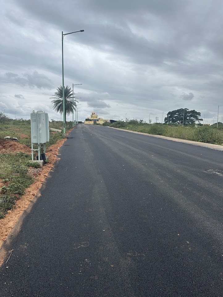 BalooET's tweet image. #BDA planned #NPKL layout in a way it thought was modern. But its design is so flawed you can&apos;t plant trees roadside &amp;amp; @BMTC_BENGALURU buses can&apos;t ply on 40-ft roads. There&apos;s not a single 50-ft road in blk 4, means residents can&apos;t have buses &amp;amp; must use pvt transport.