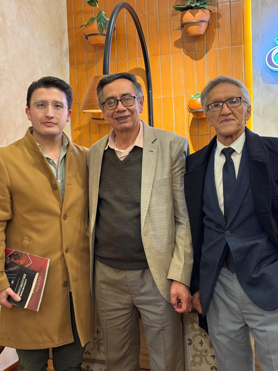 jlig_96's tweet photo. Ha sido muy grato acompañar al Dr. Galo Guerrero-Jiménez en la presentación de su obra más reciente. Es el lojano que más se ha dedicado al estudio riguroso del fenómeno de la lectura. #Libros #LecturasRecomendadas #Loja https://t.co/c2BHBYKRkP