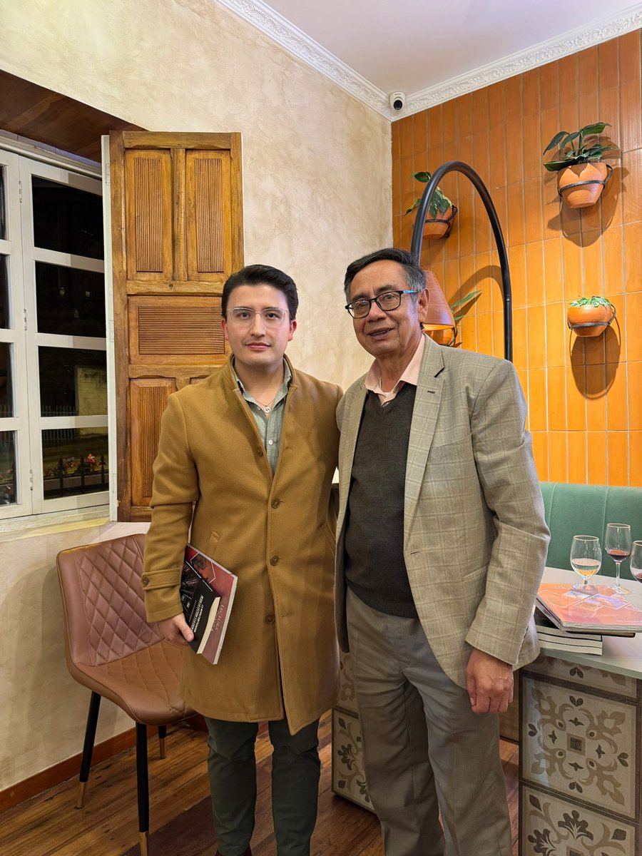jlig_96's tweet photo. Ha sido muy grato acompañar al Dr. Galo Guerrero-Jiménez en la presentación de su obra más reciente. Es el lojano que más se ha dedicado al estudio riguroso del fenómeno de la lectura. #Libros #LecturasRecomendadas #Loja https://t.co/c2BHBYKRkP