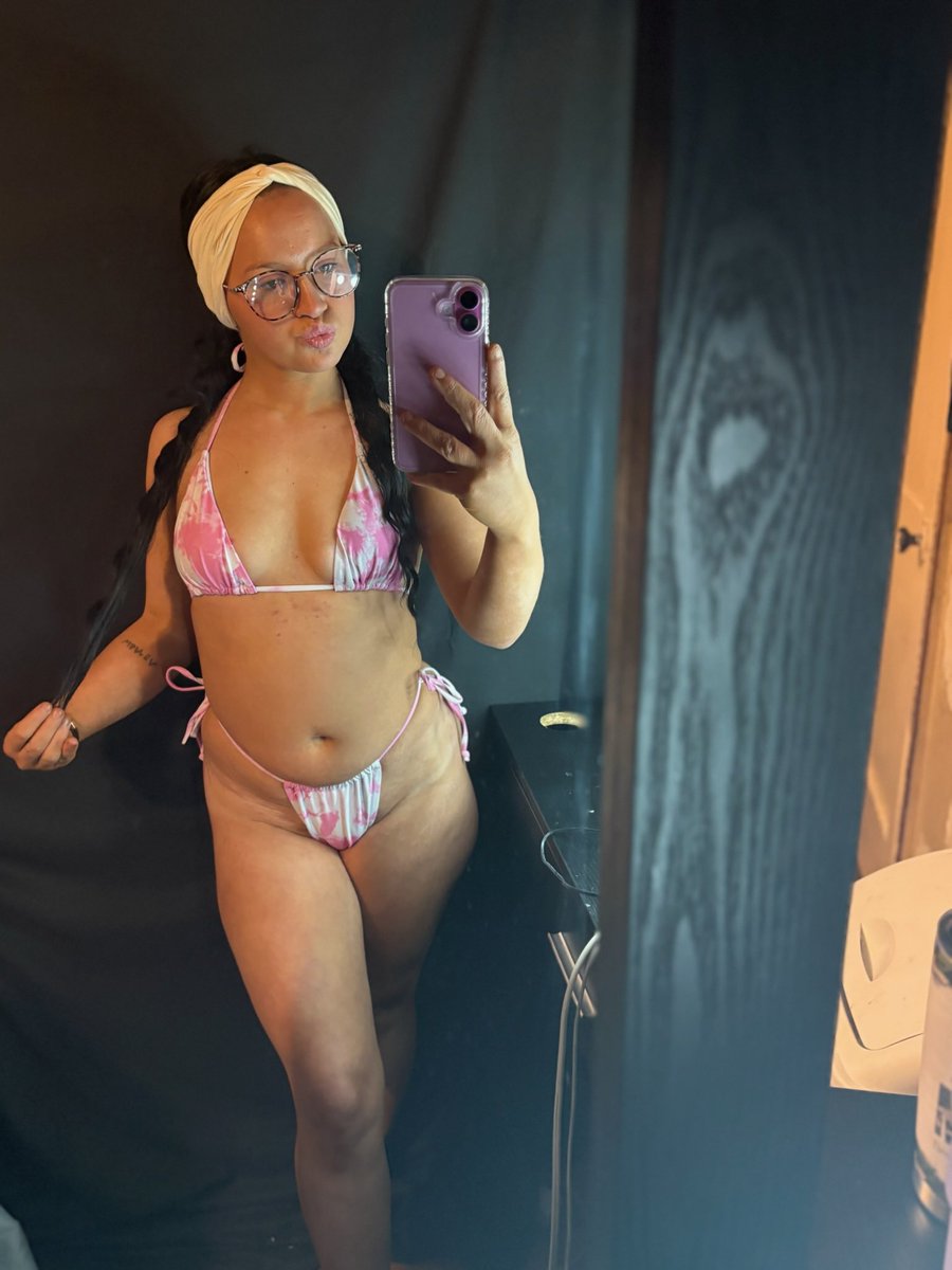 corababyg's tweet photo. Can MILFs still wear a bikini? https://t.co/USJ7MvubKR