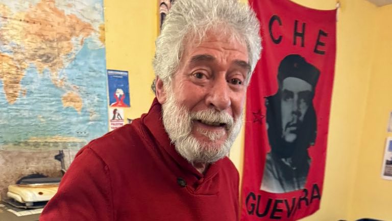 Georges Ibrahim Abdallah, militant comunista libanès i pro-palestí, surt de presó després de 40 anys empresonat a França. Alliberat amb la condició de no tornar mai a França, ha arribat avui a Beirut com a símbol de resistència.