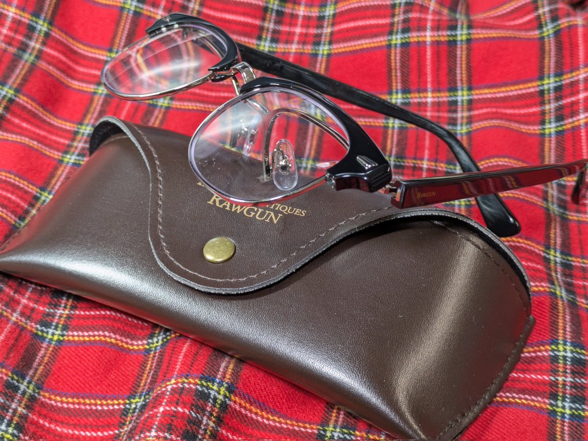 SRB_GENk's tweet image. Innocent AntiquesのRAWGUNにニューモデルが出てたので即購入!
ちょうど新しい作業用メガネが必要だったのでナイスタイミング🥳
もう跳ね上げタイプじゃないとやってらんないってぐらい便利!!そして格好良い🤘