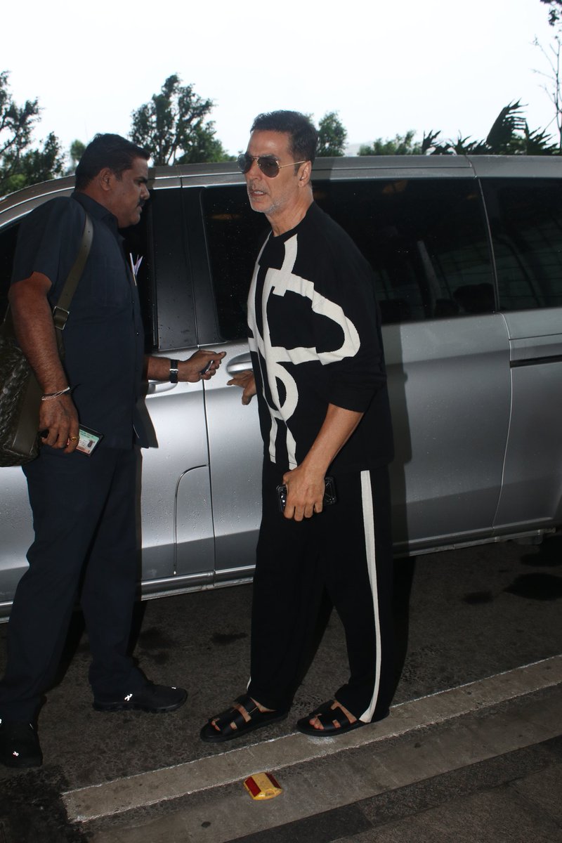 radiocityindia's tweet photo. .@akshaykumar snapped at the airport 🤩✨
.
.
.
.
.
#akshaykumar #akshaykumarfans #akshaykumarfc #bollywood #RadioCitySpotted #RadioCity https://t.co/1tExJDrICH