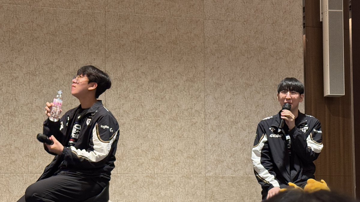 vumeaz's tweet image. ์ ์จ๊ฐ ๋๋ก์ ์ ๋ณ๋ช
์ด ์ ๋ง ๋ง์ผ์์์์~ ๋ผ๊ณ ํ์๋ง์ ๋ฐ์ฌํ์จ๊ฐ ๊ฐ์๊ธฐ ๋ฌผ์๋ง์๋๋ ์ง๊ฟ์๋ฑ์ง๊ณ ์์
๐: ์ ๊ฐ์๊ธฐ ๋ชฉ์ด ํ๋ค์..