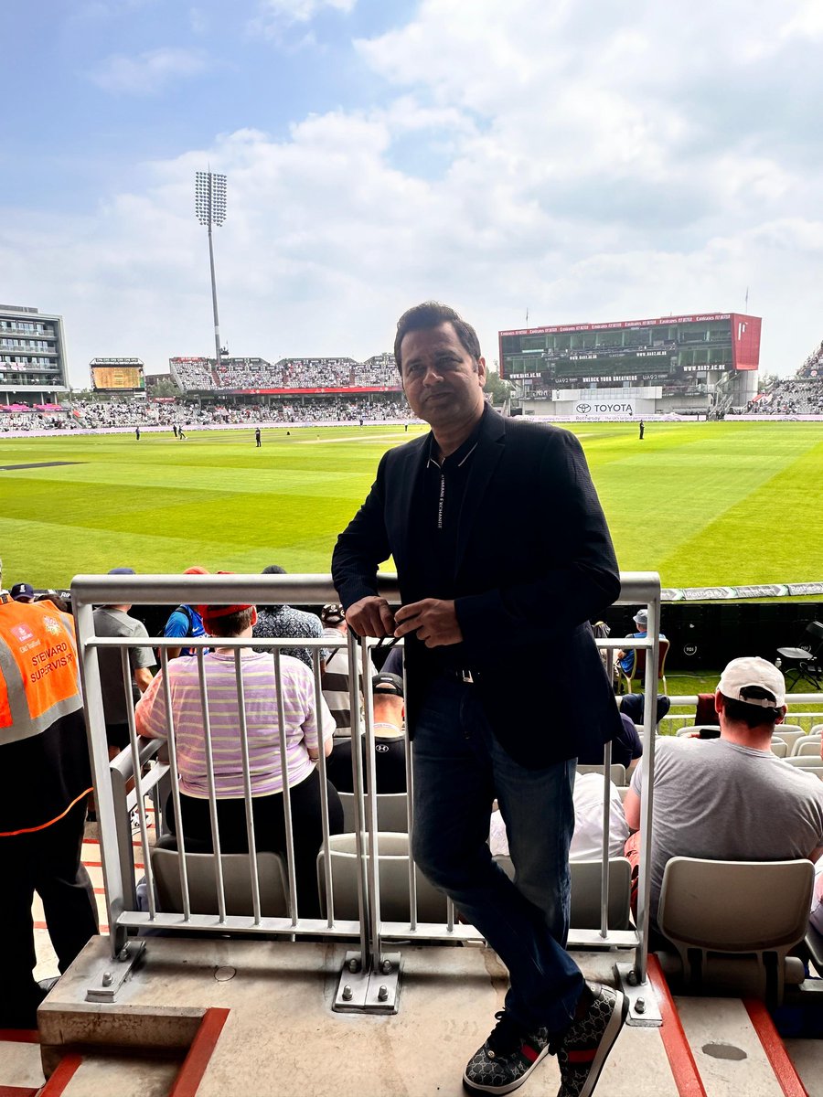 cricketaakash's tweet image. Since 🎙️ #Aakashvani duties are on break, thought live action ka maza liya jaye... Ek aur wicket miljaye toh achcha hota 😅 #ENGvINDTest