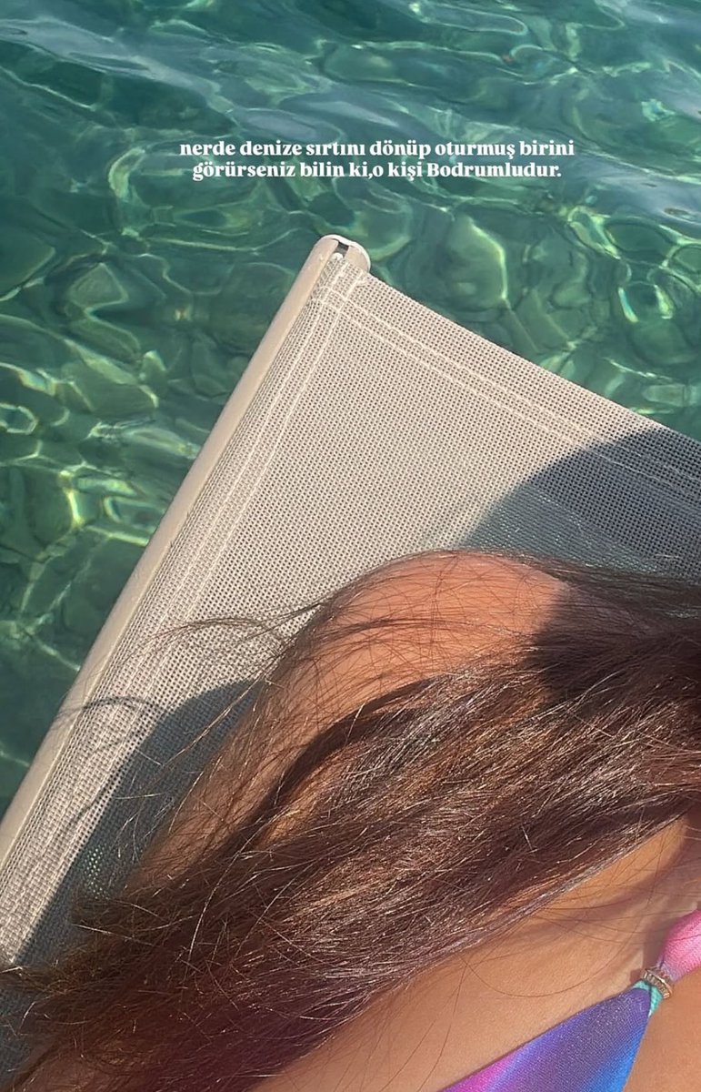 📲|#DevrimÖzkan Via Instagram Stories. 

“Onde quer que você veja alguém sentado de costas para o mar, saiba que essa pessoa é de Bodrum.”