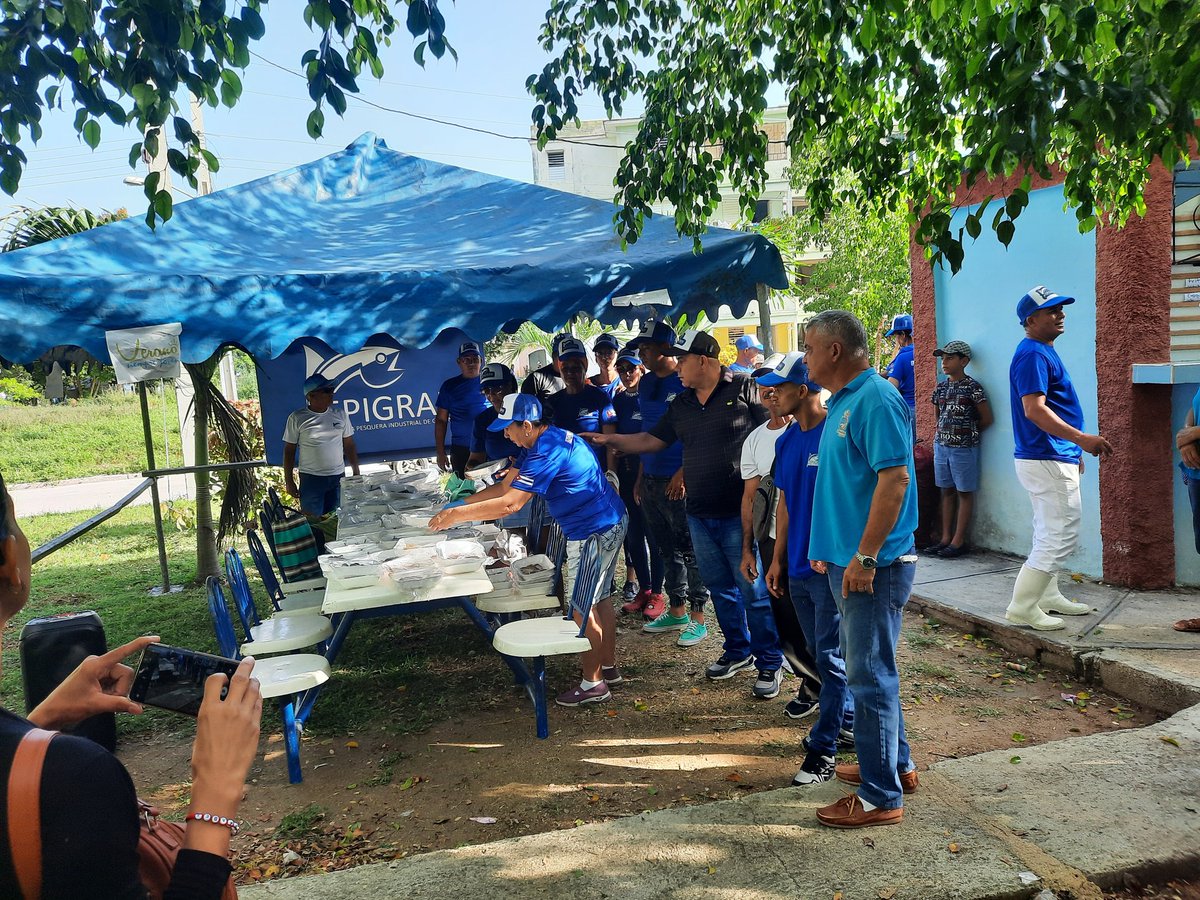 Feria en saludo a 26 de julio los trabajadores de <a href="/epi_gran/">EpiGran</a> en la vanguardia en #Manzanillo #LaLuchaNoHaCesado