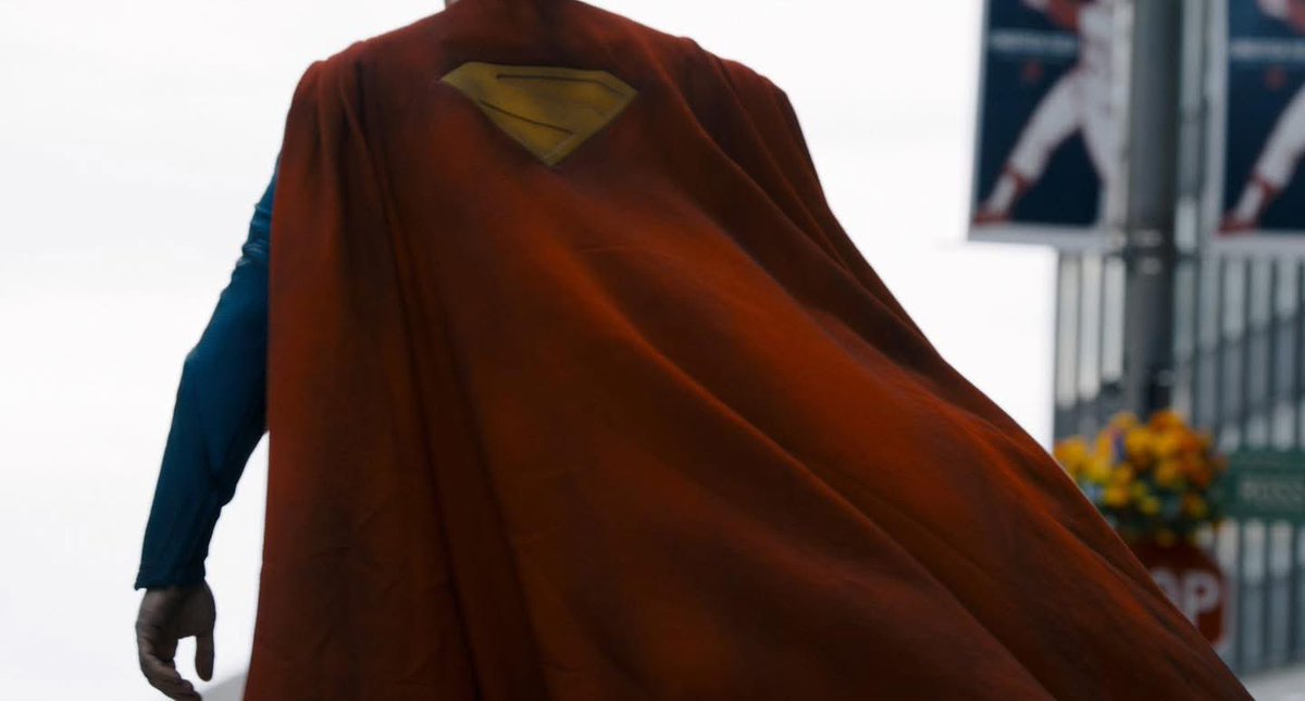 ElcuartoEs's tweet image. 2 semanas del estreno de #Superman (ya sin logo) y nunca tuvimos un plano así de bonito de la capa, que de todo el traje es lo mejor… Una pena que este plano haya sido del detrás de cámaras que obviamente NO GRABÓ JAMES
