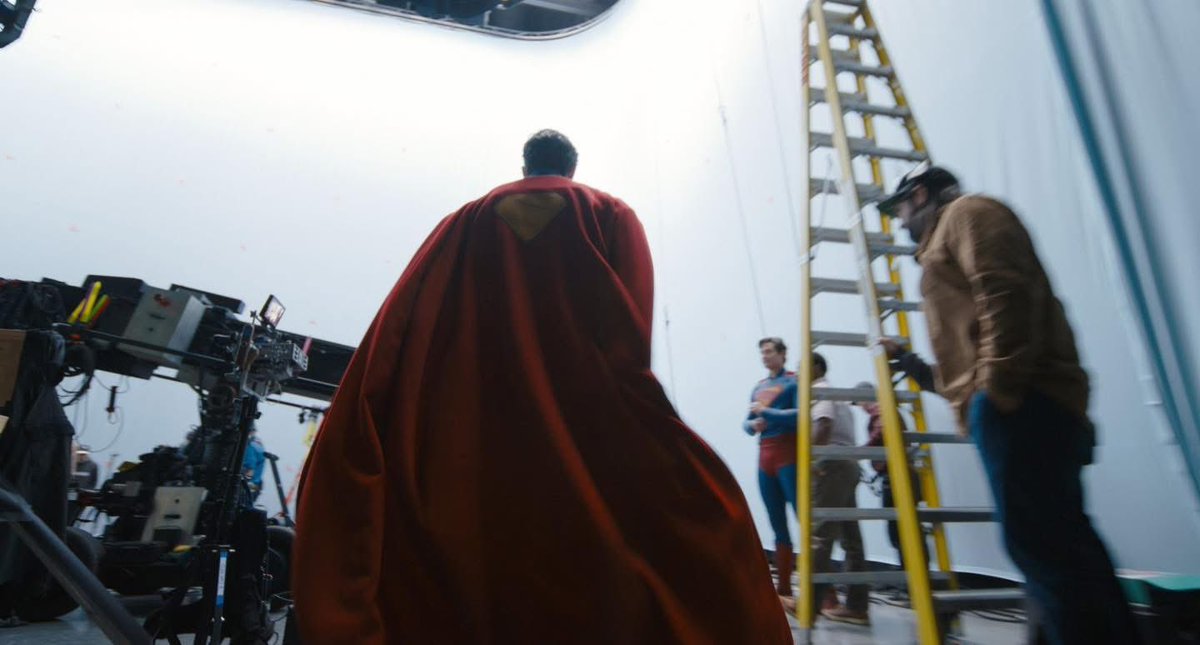 ElcuartoEs's tweet image. 2 semanas del estreno de #Superman (ya sin logo) y nunca tuvimos un plano así de bonito de la capa, que de todo el traje es lo mejor… Una pena que este plano haya sido del detrás de cámaras que obviamente NO GRABÓ JAMES