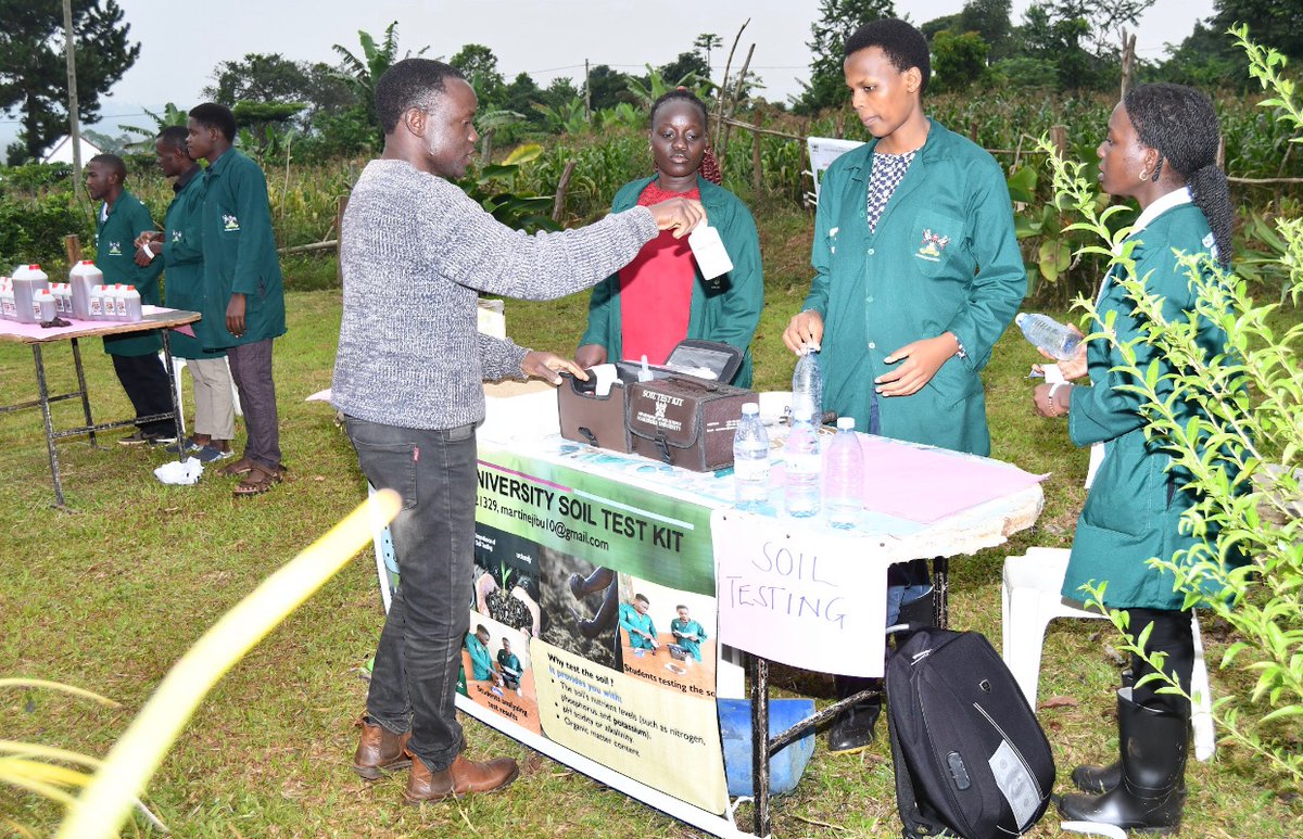 MakCAES's tweet image. .@Makerere reaching out to communities rather than them coming to Makerere: Meet Our own student Interns testing Mpigi and Masaka soil using @Makerere Soil Testing kits.