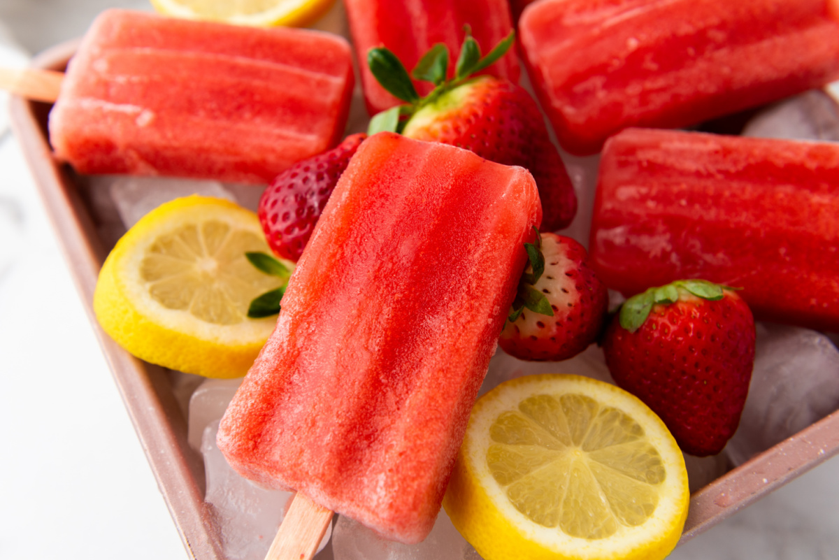 Strawberry Lemon Popsicles are made with fresh fruit and natural sweetener; they’re the perfect healthy summer treat. #summerdessertweek #popsicles #strawberry #lemon blogghetti.com/strawberry-lem…