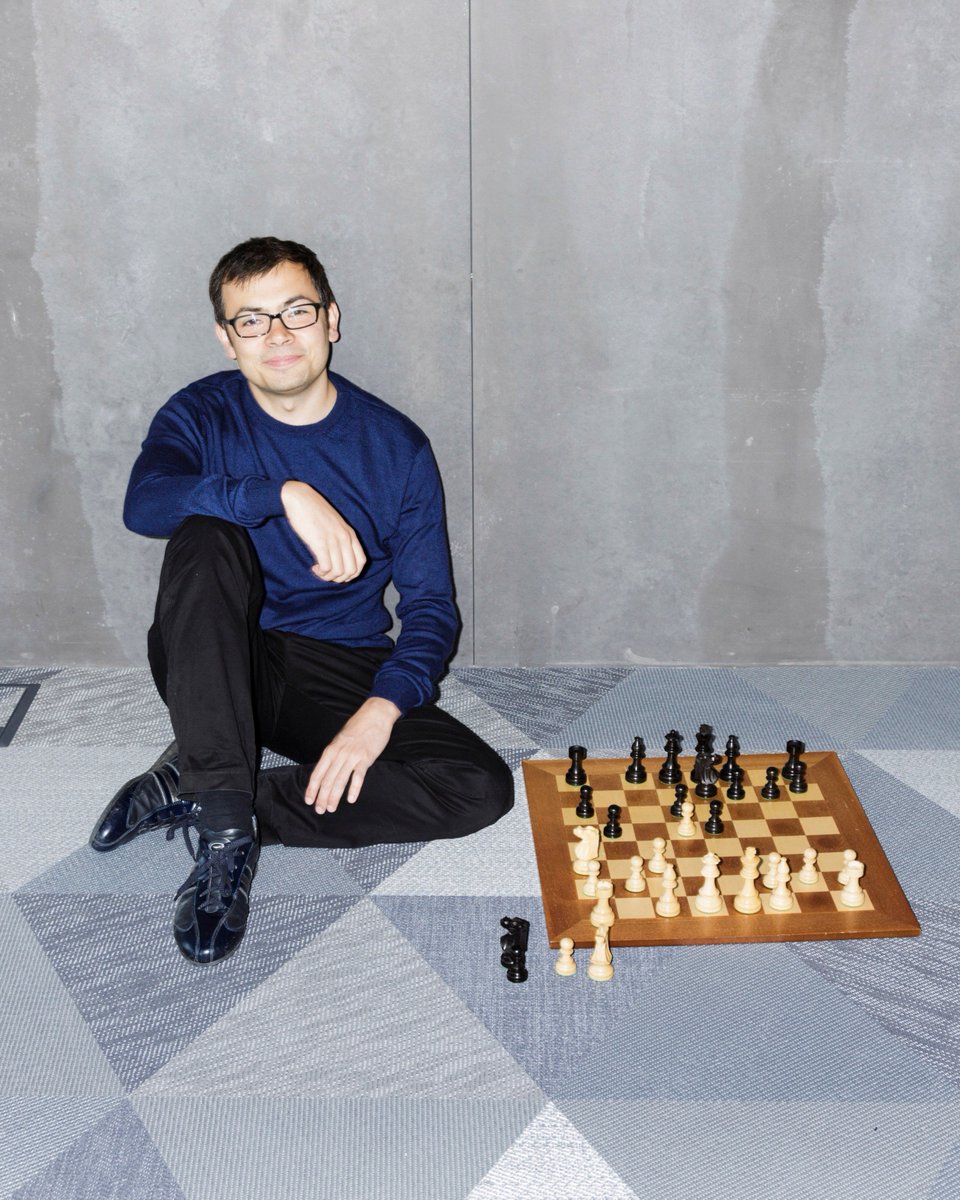 anarchy_build's tweet image. This man controls humanity's future from a London lab.
- Chess prodigy at 4
- Nobel Prize winner at 48
- Leads Google's most secretive AI division
He built the AI that defeated humanity at every game we've mastered.
Here's his terrifying vision for the next 10 years: 🧵