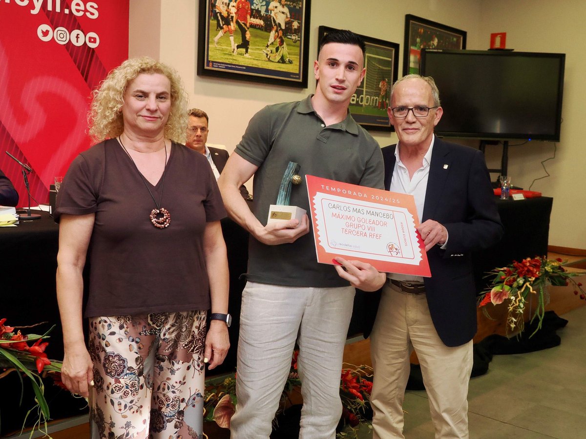 Así mismo, también le entregó a nuestro ex-jugador Carlos Más su trofeo como el máximo goleador del Grupo VIII de 3ªRFEF con 18 goles. ¡Carlos, te deseamos muchísima suerte en tus nuevos proyectos!

¡Enhorabuena a los demás premiados! 💚

📸 <a href="/FCyLF/">RFCYLF</a> 

#Escribiendounanuevahistoria