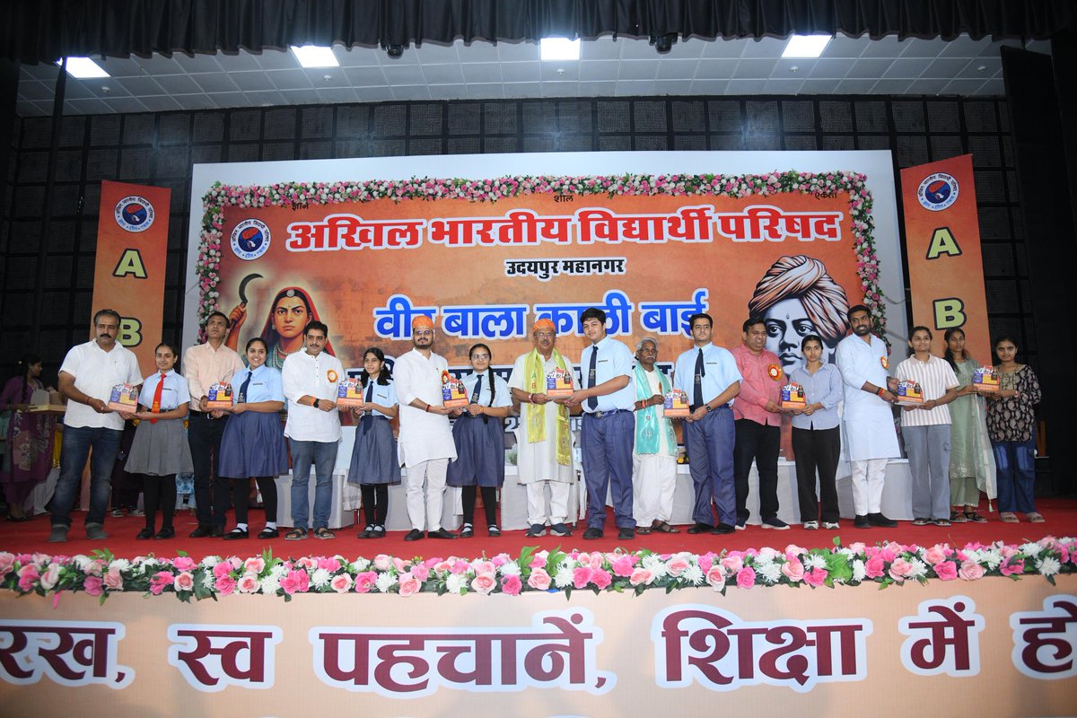 VasudevDevnani's tweet image. अखिल भारतीय विद्यार्थी परिषद, उदयपुर द्वारा आयोजित "प्रतिभा सम्मान समारोह" में प्रतिभाशाली विद्यार्थियों को सम्मानित कर उज्ज्वल भविष्य की शुभकामनाएं दी। कार्यक्रम में अभाविप के क्षेत्रीय संगठन मंत्री श्री अश्विनी कुमार जी भी उपस्थित रहे।
युवा शक्ति ही मजबूत राष्ट्र के निर्माण का…