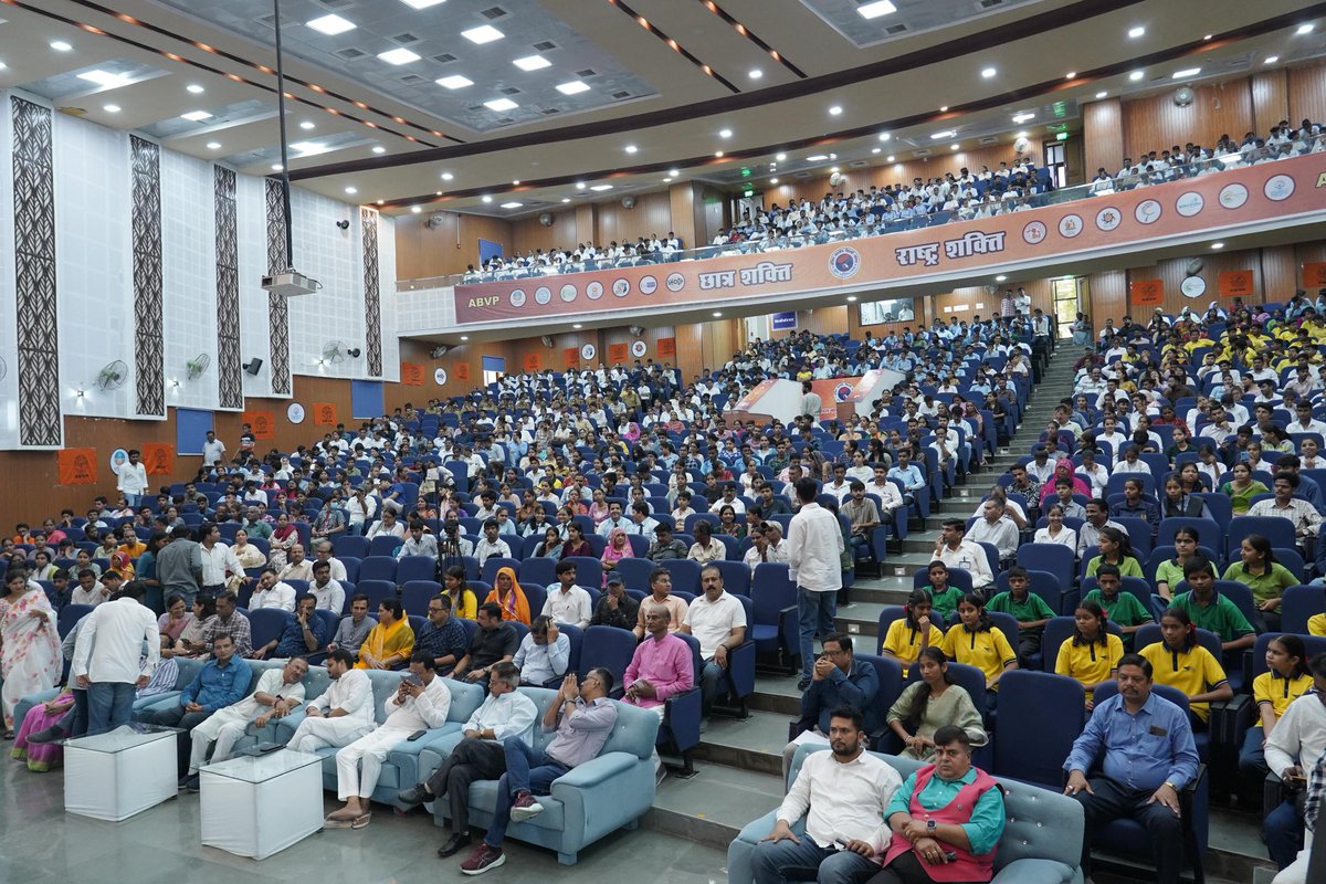 VasudevDevnani's tweet image. अखिल भारतीय विद्यार्थी परिषद, उदयपुर द्वारा आयोजित "प्रतिभा सम्मान समारोह" में प्रतिभाशाली विद्यार्थियों को सम्मानित कर उज्ज्वल भविष्य की शुभकामनाएं दी। कार्यक्रम में अभाविप के क्षेत्रीय संगठन मंत्री श्री अश्विनी कुमार जी भी उपस्थित रहे।
युवा शक्ति ही मजबूत राष्ट्र के निर्माण का…