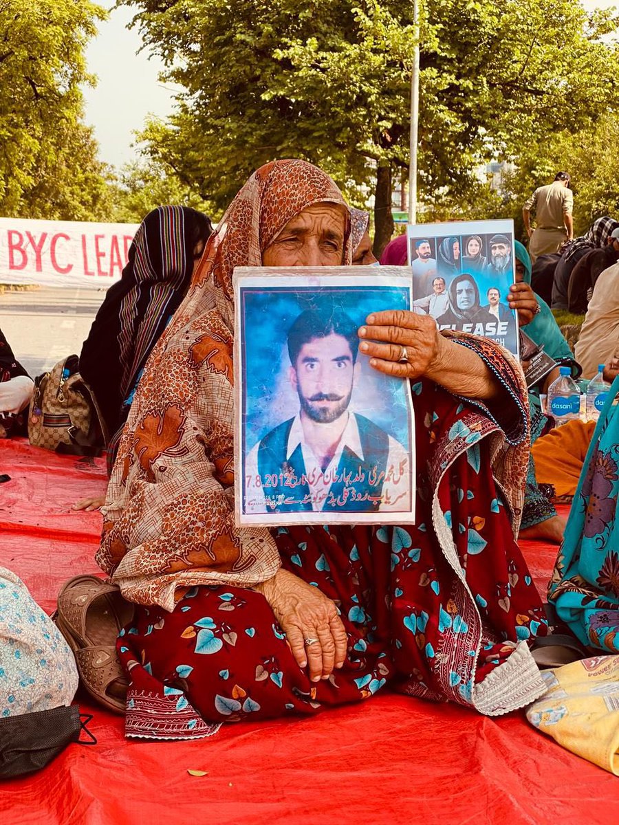 SabihaBaloch_'s tweet image. In every footstep of the Baloch, the state is unmasked. From the 50-day sit-in of Quetta’s Red Zone in 2022, to the Long March that shook Islamabad from 2023 into 2024, to the present camp in the capital where mothers and daughters breathe in heat and silence alike, demanding…