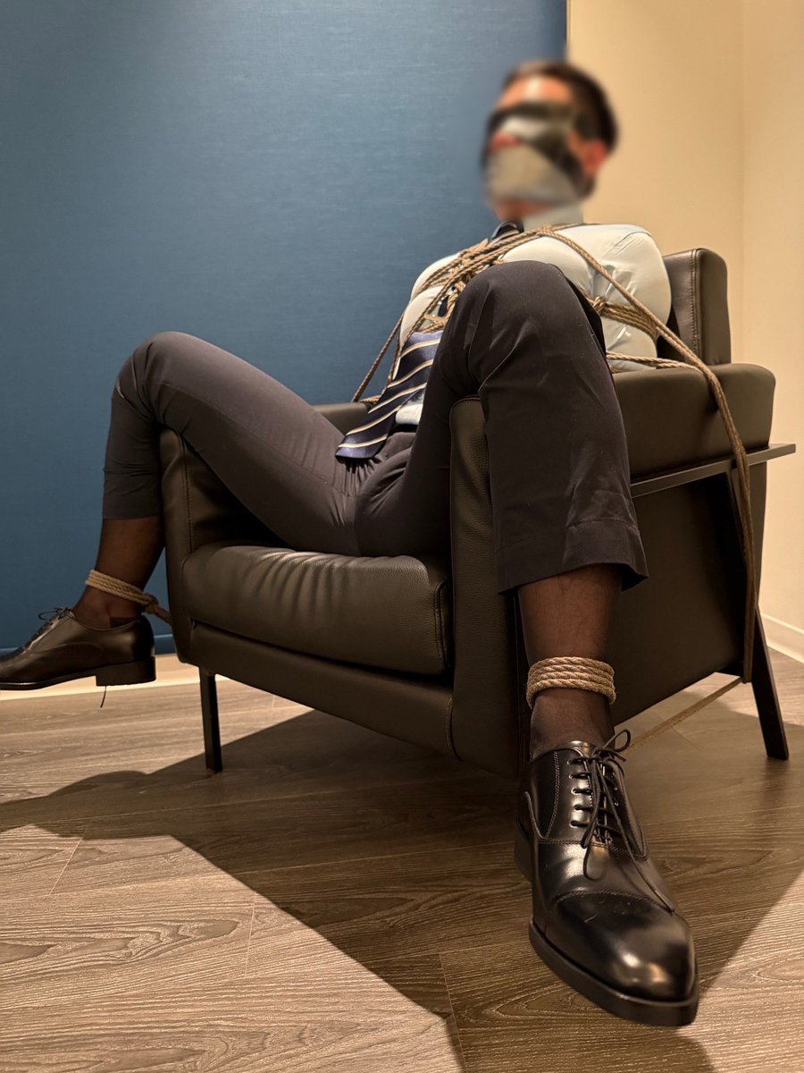 眼罩✅
丝袜✅
胶带✅
接下来呢？