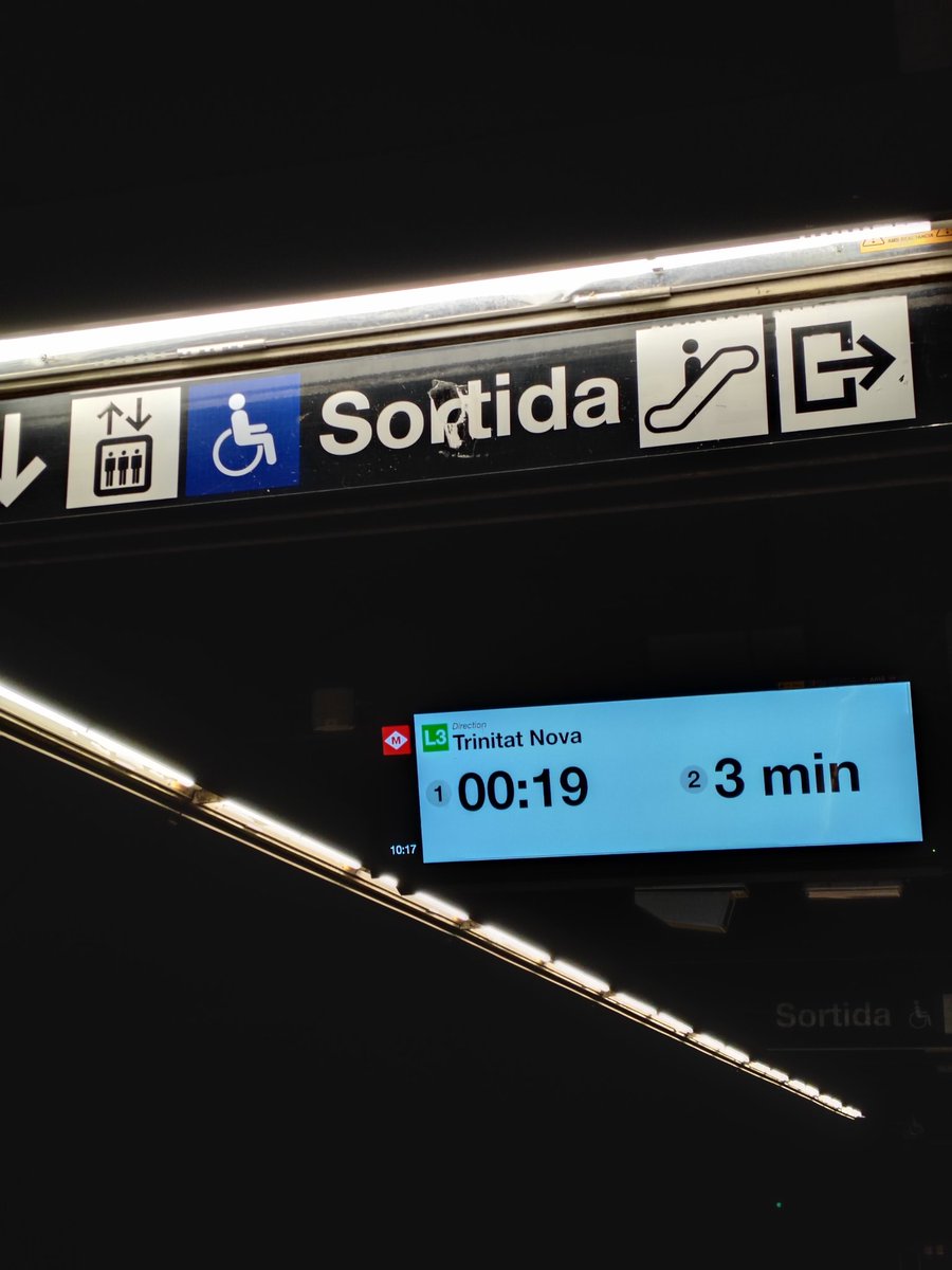 jordi_niro's tweet image. Hola, @metro_madrid:
Desde el metro del futuro y del primer mundo, os animo a poner frecuencias decentes (y esta es de las más holgadas).