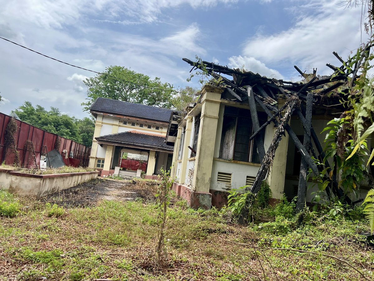 MalayaSingapore's tweet photo. Right opposite the King Edward VII school in #Taiping you’ll find what’s left over of a very old building - The #RestHouse, originally a single-storey timber building which served as the governor's residence, was built by the British in 1897.
Heritage isn’t writ large in M’sia. Understand that the “developers” are just waiting for the whole structure to fall down so they can put some monstrosity in its place, utterly depressing 😖
The building, numbered PWD 100, became an important landmark during the Taiping-Port Weld railway era. In 1894, the building was upgraded to a double-storey brick building with the words 'Rest House
1894 inscribed on the pediment.
The building is the first rest house in the Malay States.