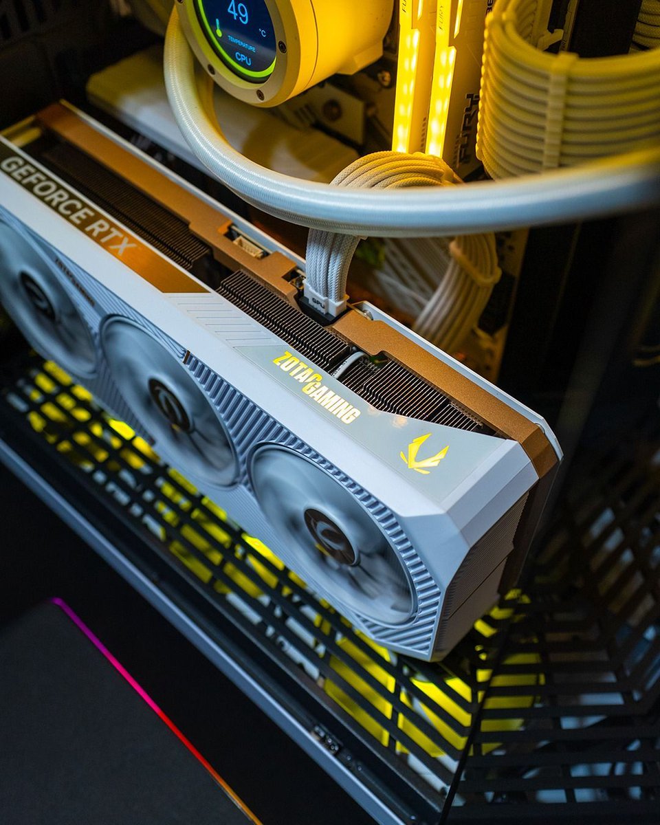 Die ZOTAC GAMING GeForce RTX 5090 SOLID OC White Edition sieht in diesem tollen Build aus, als ob sie in einem Scheinwerferlicht stehen würde ✨

Thanks to: IG xrigpc