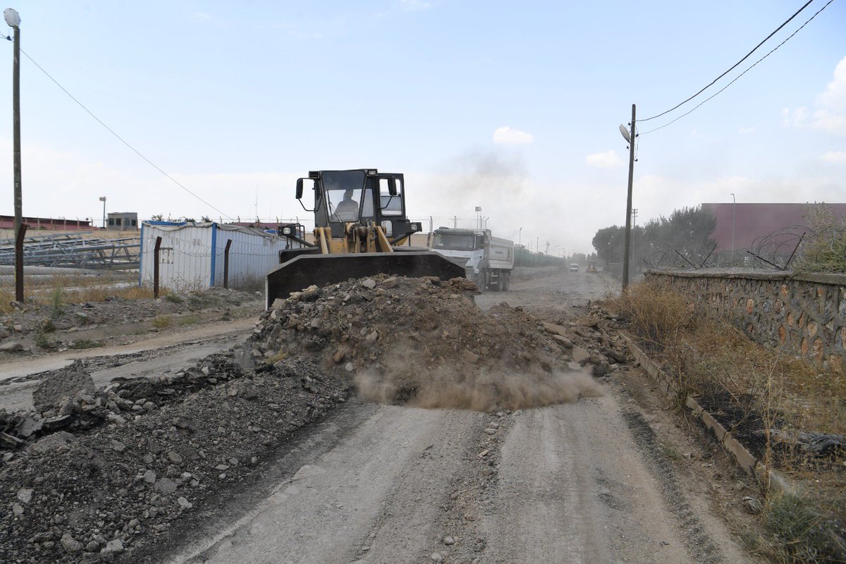 mus_bld's tweet image. 📌 Yol Yenileme Çalışmalarımız Devam Ediyor
Belediyemiz Fen İşleri Müdürlüğü ekipleri, Ahmed-i Xani Parkı, Sokak Hayvanları Rehabilitasyon ve Geçici Bakımevi ile asfalt şantiyesine ulaşımı sağlayan yol güzergâhında kazı çalışması başlatarak yol yenileme çalışmalarına başladı.