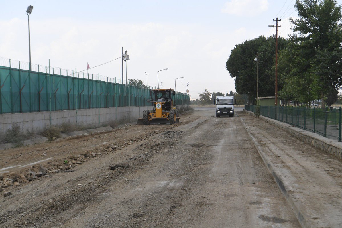mus_bld's tweet image. 📌 Yol Yenileme Çalışmalarımız Devam Ediyor
Belediyemiz Fen İşleri Müdürlüğü ekipleri, Ahmed-i Xani Parkı, Sokak Hayvanları Rehabilitasyon ve Geçici Bakımevi ile asfalt şantiyesine ulaşımı sağlayan yol güzergâhında kazı çalışması başlatarak yol yenileme çalışmalarına başladı.
