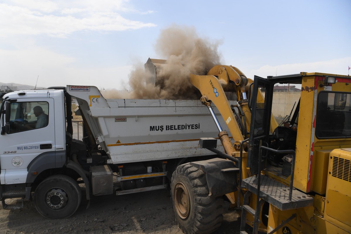 mus_bld's tweet image. 📌 Yol Yenileme Çalışmalarımız Devam Ediyor
Belediyemiz Fen İşleri Müdürlüğü ekipleri, Ahmed-i Xani Parkı, Sokak Hayvanları Rehabilitasyon ve Geçici Bakımevi ile asfalt şantiyesine ulaşımı sağlayan yol güzergâhında kazı çalışması başlatarak yol yenileme çalışmalarına başladı.