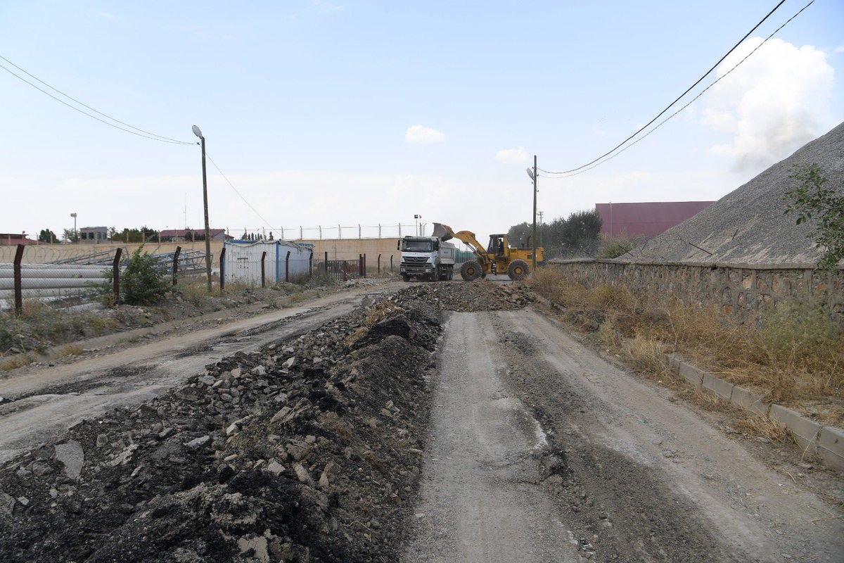 mus_bld's tweet image. 📌 Yol Yenileme Çalışmalarımız Devam Ediyor
Belediyemiz Fen İşleri Müdürlüğü ekipleri, Ahmed-i Xani Parkı, Sokak Hayvanları Rehabilitasyon ve Geçici Bakımevi ile asfalt şantiyesine ulaşımı sağlayan yol güzergâhında kazı çalışması başlatarak yol yenileme çalışmalarına başladı.