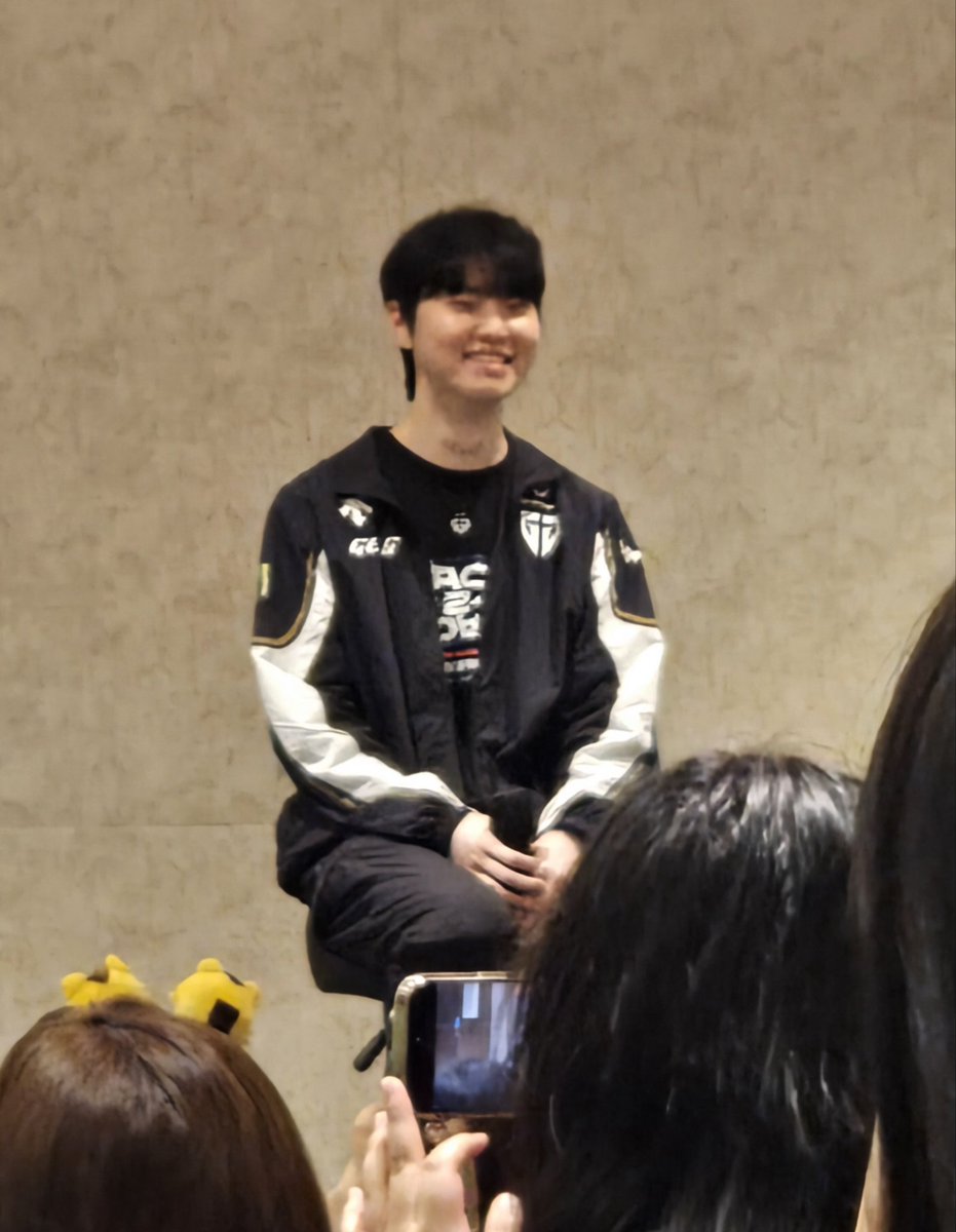hacho_03's tweet image. 아주 광대가 하늘로 승천하시겄어
