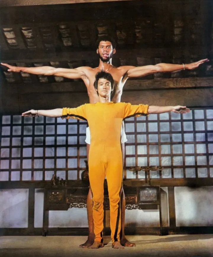 keeechan_0512's tweet image. 映画「死亡遊戯」(1978)より。
ブルース・リー(身長172cm)
カリーム・アブドゥル・ジャバー(身長218cm)
身長差なんと46cm
ちなみにカリーム・アブドゥル・ジャバーはNBAのレジェンドとしても有名。
