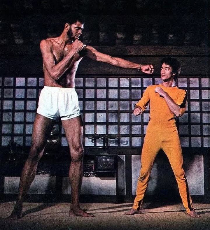 keeechan_0512's tweet image. 映画「死亡遊戯」(1978)より。
ブルース・リー(身長172cm)
カリーム・アブドゥル・ジャバー(身長218cm)
身長差なんと46cm
ちなみにカリーム・アブドゥル・ジャバーはNBAのレジェンドとしても有名。