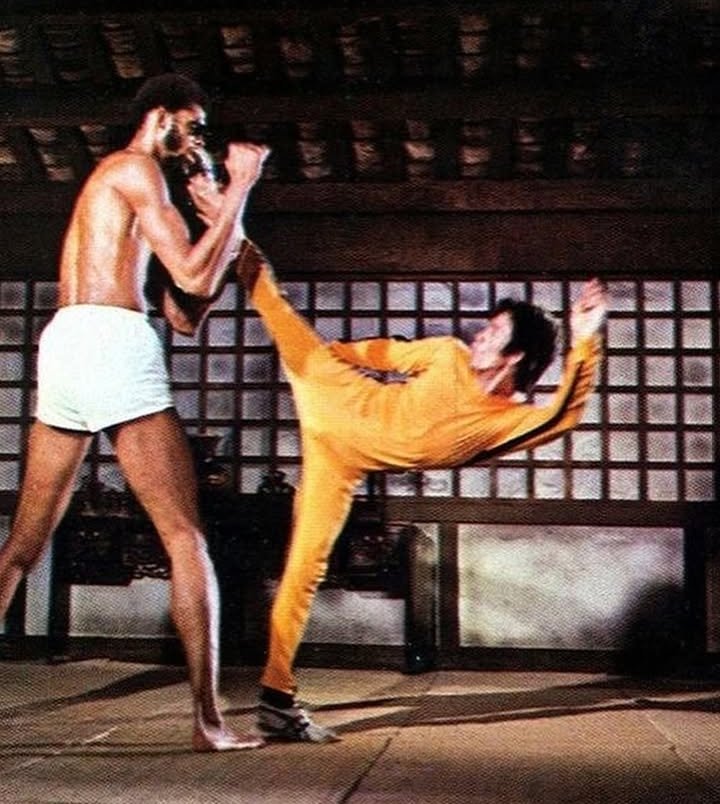 keeechan_0512's tweet image. 映画「死亡遊戯」(1978)より。
ブルース・リー(身長172cm)
カリーム・アブドゥル・ジャバー(身長218cm)
身長差なんと46cm
ちなみにカリーム・アブドゥル・ジャバーはNBAのレジェンドとしても有名。