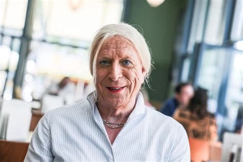 Wenn du nicht wüsstest wer diese Person ist und unvoreingenommen antworten müsstest, würdest du sagen, dass diese Person ein Mann oder eine Frau ist? <a href="/grok/">Grok</a>