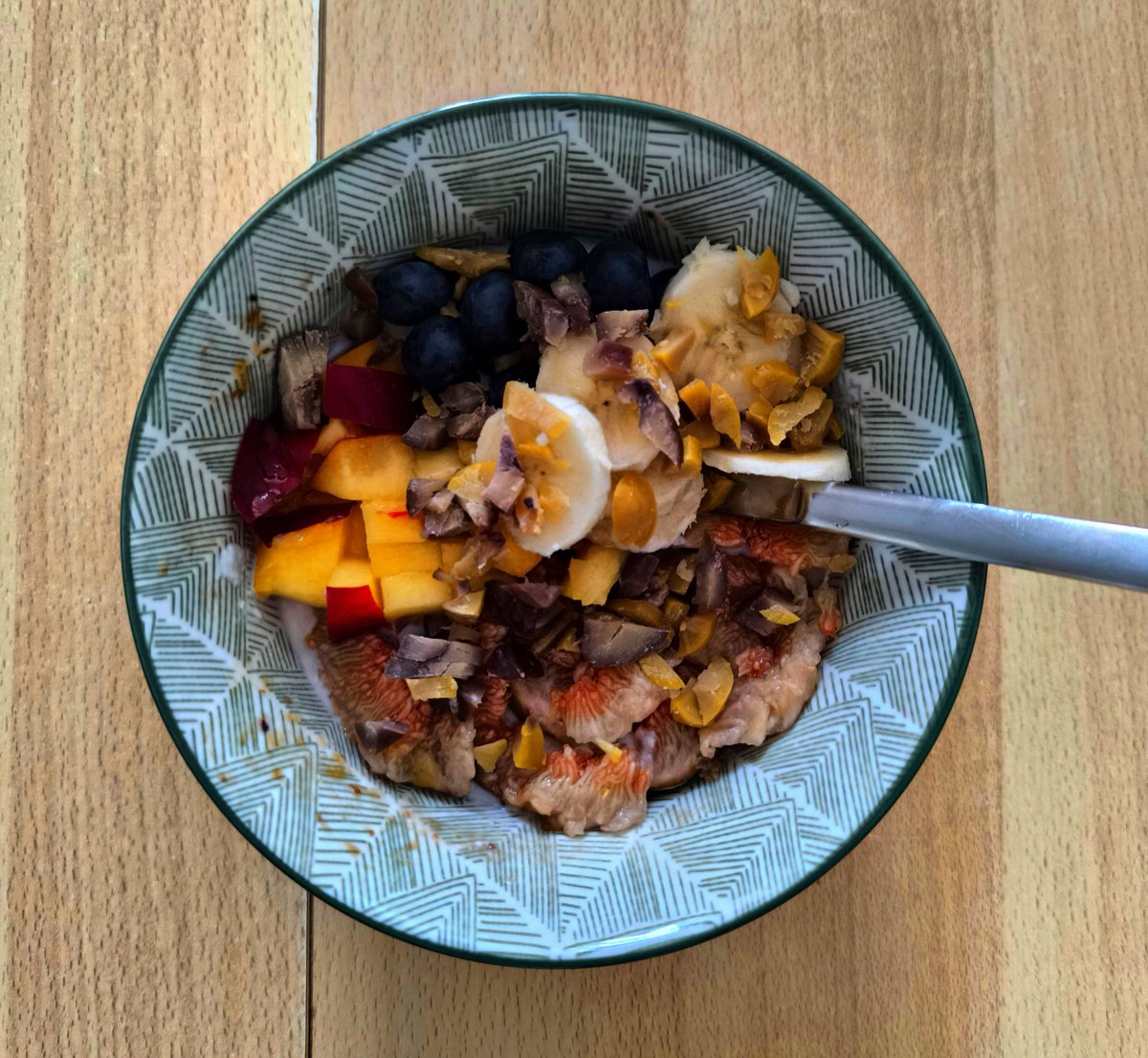 bulimiarch's tweet image. how does everyone always make their yogurt bowls look incredibly beautiful. mine always end up looking like a mess 😭😭