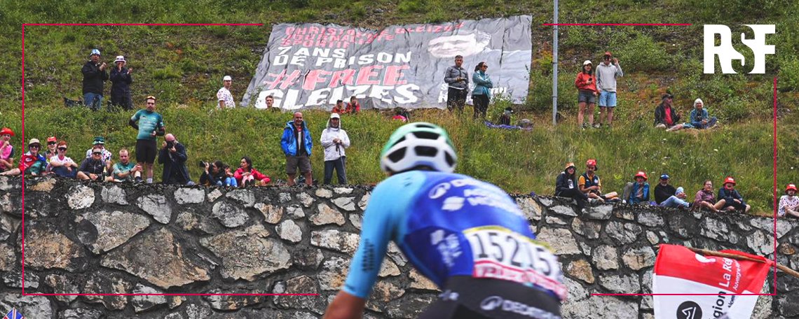 À l'occasion de l'une des étapes phares du Tour de France, RSF a déployé une bâche géante pour alerter le public sur la condamnation injuste de Christophe Gleizes, journaliste sportif, à 7 ans de prison. La mobilisation continue jusqu'à sa libération.

rsf.org/fr/christophe-…