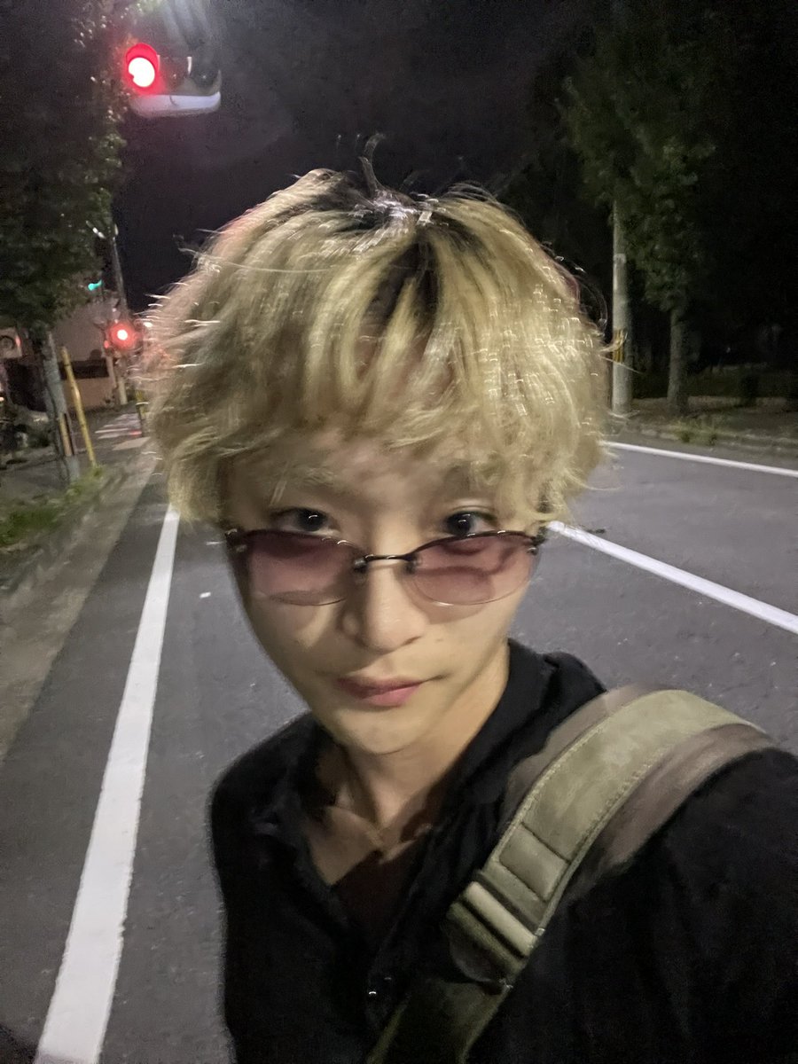 k0he1_5's tweet photo. まさか自分が金髪金眉でサングラスかけるなんて思ってもなかった、小学生の冬。 https://t.co/kKGc33V7bg