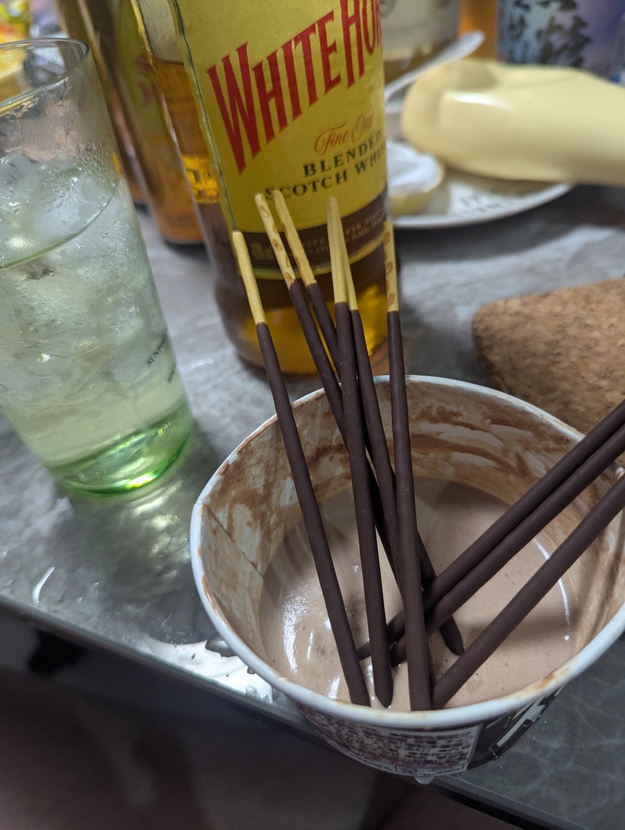 kimagure75847's tweet image. ホワイトホースアイスに入れ過ぎてアイスが溶けたwww
だからポッキーぶち込むwww
あー酔った!www
ポッキーにウイスキーで溶かしたチョコアイスにウイスキー😋合わない訳が無い😋
ではまた明日✌️
わいは仕事やからな🙄