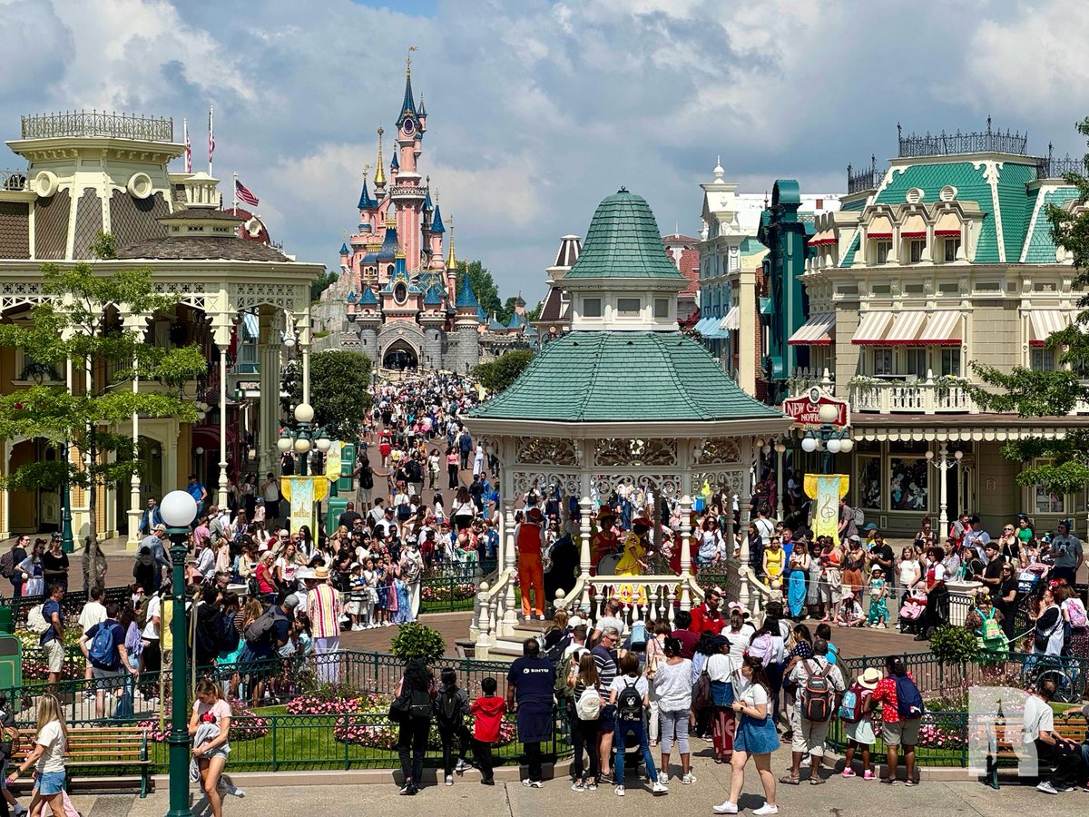 DLPReport's tweet image. 🌤️ Friday on Main Street.
(Every time they slap ugly decorations on the Gazebo they forget to bring back the topper 🤨)