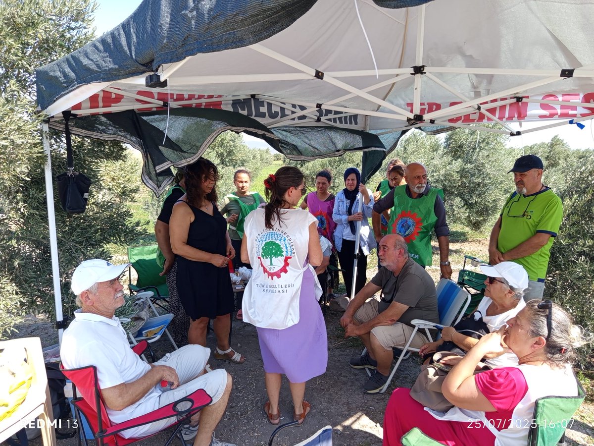 📍İzmir | Dikili | Queen Tarım

Direnişimizin 23. günü.
Bugün direniş alanımızda bir başka anlamlı dayanışma vardı.
Dikili Tüm Emekliler Sendikası, direniş çadırımızı ziyaret ederek mücadelemize destek verdi.
Bu destek yalnızca bir ziyaret değil, geçmişten bugüne emeğin ortak