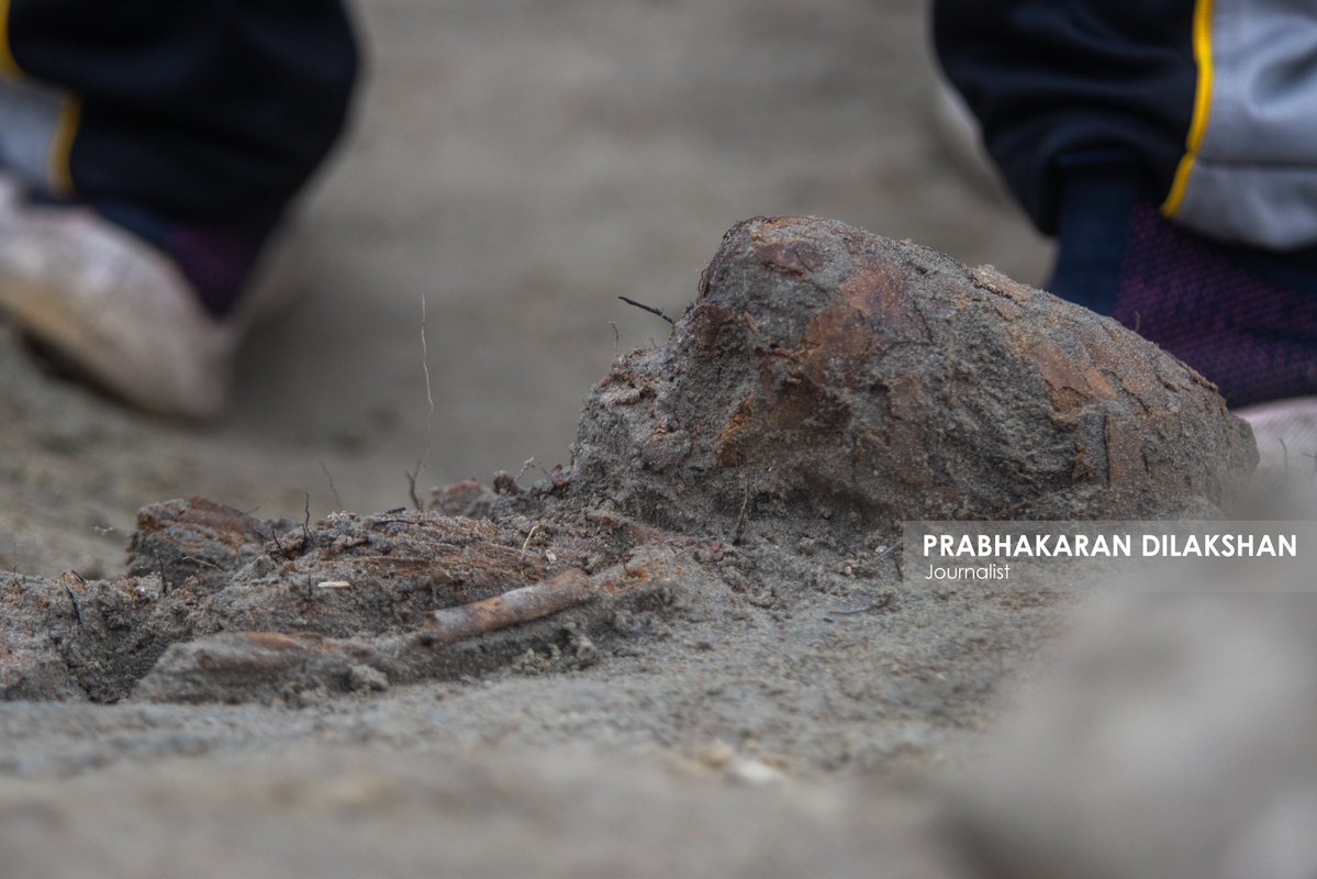 Prabhakaranlk's tweet image. யாழ்ப்பாணம் - #செம்மணி மனிதப் புதைகுழியின் இன்றைய அகழ்வின் போது இரண்டு என்புத் தொகுதிகள் புதிதாக அடையாளம் காணப்பட்டுள்ளன.
அடையாளம் காணப்பட்ட மனித என்புத் தொகுதிகளின் மொத்த எண்ணிக்கை 90ஆக அதிகரித்துள்ளது.
இதுவரை 81 என்புத் தொகுதிகள் முழுமையாக அகழ்ந்தெடுக்கப்பட்டுள்ளன.