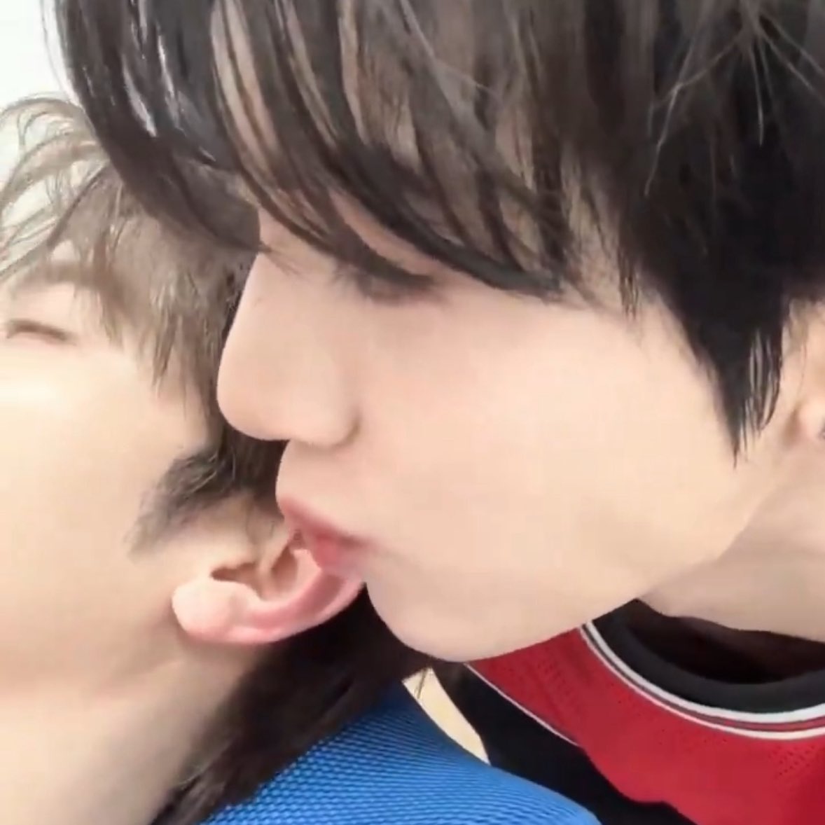 gongning__'s tweet photo. 와 몰래 뽀뽀한다 https://t.co/AVJ2CgUTbv