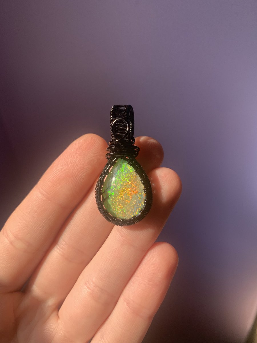 look at my new pretty pendant