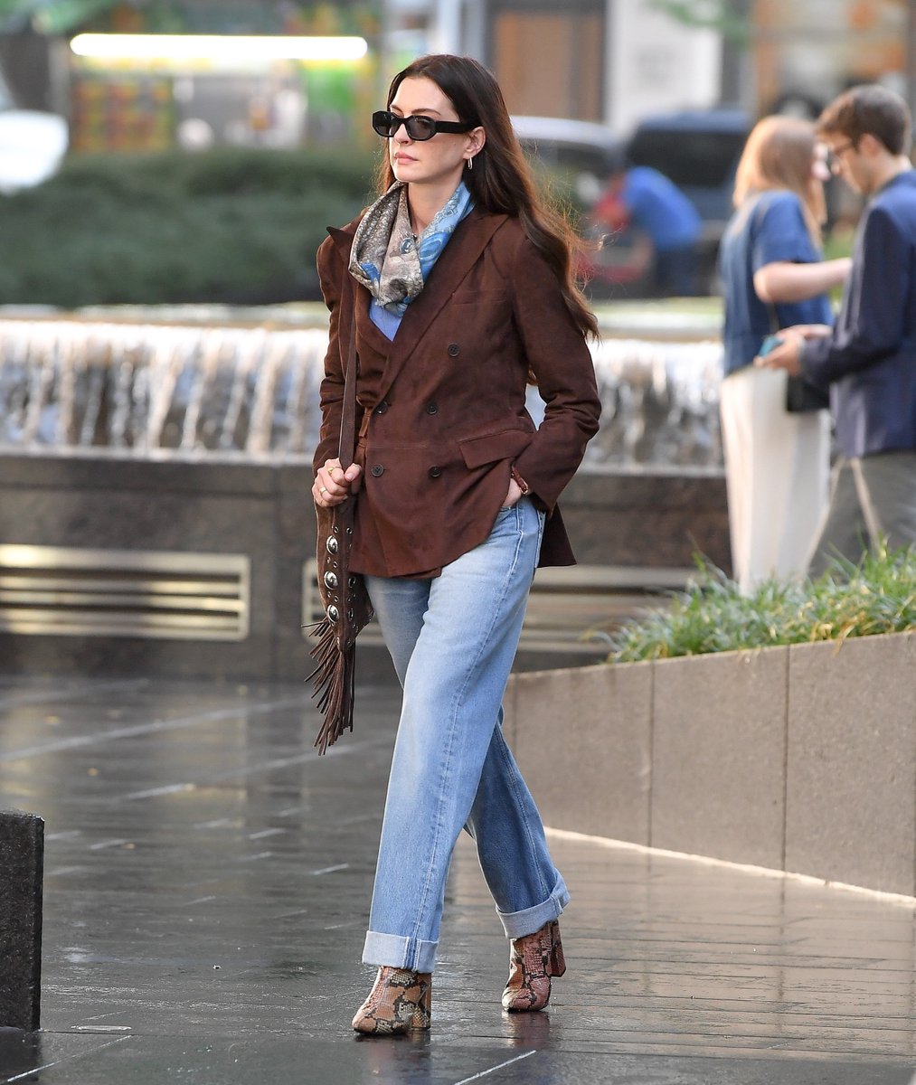 annehphotos's tweet image. 📸 Maravilhosa! Anne Hathaway no set de 'O Diabo Veste Prada 2' na manhã de hoje, (25), em New York City.