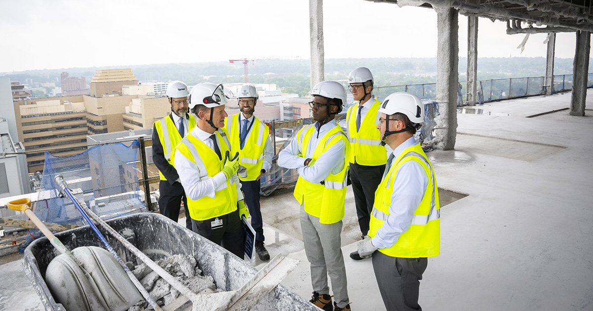 CleClinicNews's tweet image. Cleveland Mayor Justin Bibb stopped by for a tour of our new Neurological Building.
CEO Tom Mihaljevic, MD, walked him through what will be the largest structure on our Main Campus.
When it opens in 2027, it will include 210 hospital rooms, 120 exam rooms and 14 operating rooms.