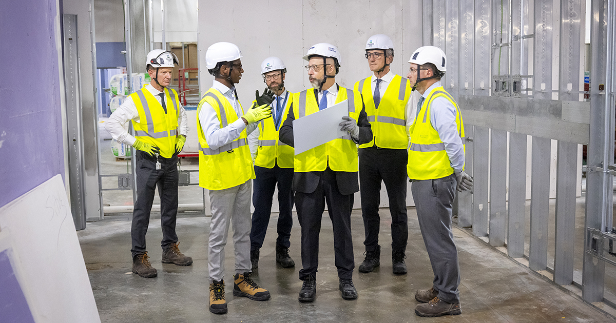 CleClinicNews's tweet image. Cleveland Mayor Justin Bibb stopped by for a tour of our new Neurological Building.
CEO Tom Mihaljevic, MD, walked him through what will be the largest structure on our Main Campus.
When it opens in 2027, it will include 210 hospital rooms, 120 exam rooms and 14 operating rooms.