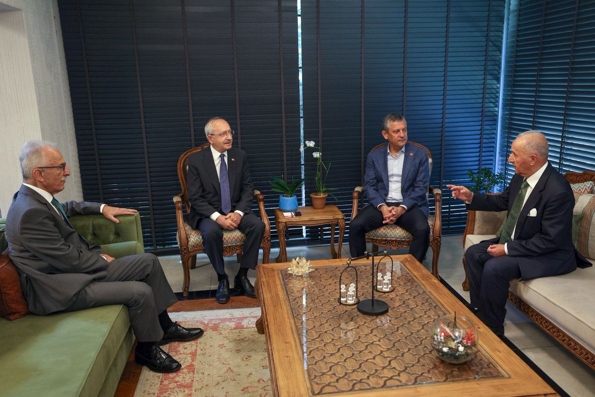 Genel Başkanımız Özgür Özel, önceki Genel Başkanlarımız Hikmet Çetin ve Murat Karayalçın ile birlikte ikiz kardeşini kaybeden önceki Genel Başkanımız Kemal Kılıçdaroğlu’na taziye ziyaretinde bulundu.