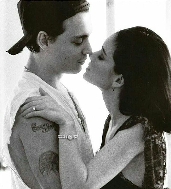 Savvy_CapJackie's tweet image. “When I met Winona and we fell in love, it was absolutely like nothing before. We hung out the whole day… and night, and we’ve been hanging out ever since. I love her more than anything in the whole world.”
~ #JohnnyDepp ,
about Winona Ryder "Noni"