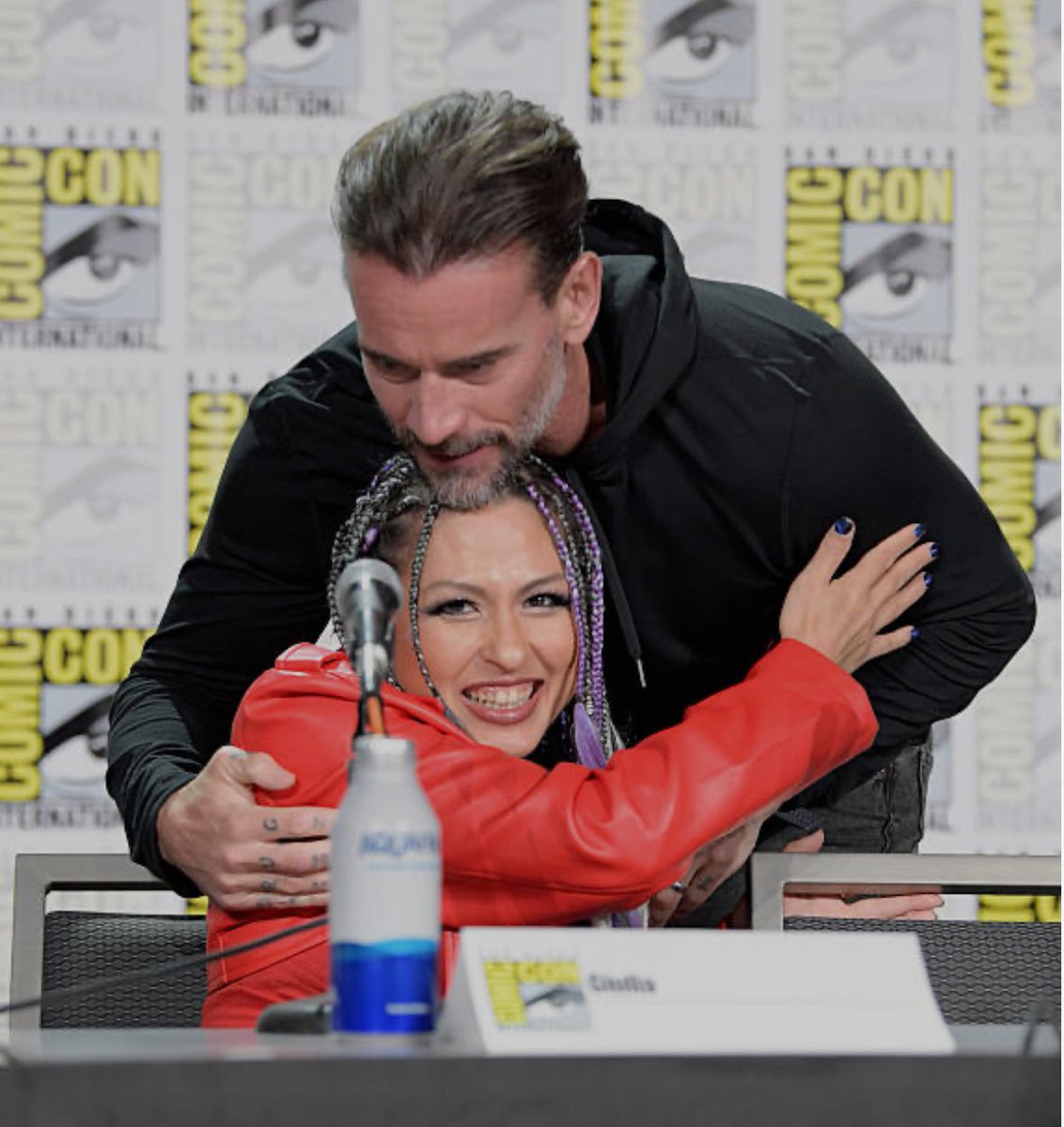 esyntial0122's tweet image. GOAT blessing a fan with a hug and her presence. A humble Glorious Queen. 🥹
#SDCC2025 #SmackDown